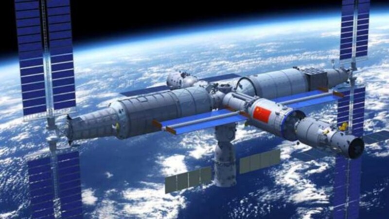 Chinas Raumstation Tiangong ist noch im Aufbau: Bis November 2022 sollen Versorgungsflüge weitere Module in den Orbit bringen. Die künstlerische Illustration zeigt, wie Tiangong nach Abschluss der Bauarbeiten aussehen soll. (Bild: CMSEO)