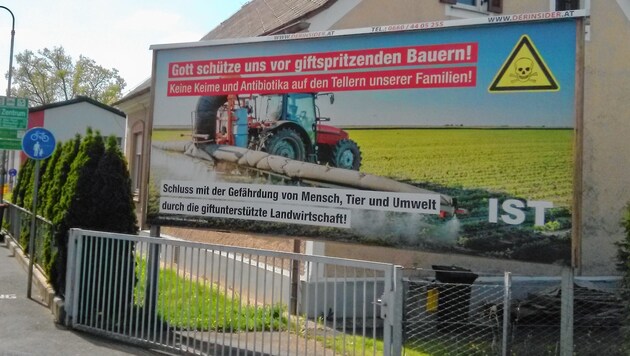 Eines der Plakate hängt in der Leibnitzer Wasserwerkstraße. (Bild: Jauschowetz Christian)