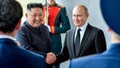 Die Allianz des nordkoreanischen Diktators Kim Jong Un und dem russischen Präsidenten Wladimir Putin wird immer enger. (Bild: The Associated Press)