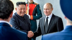 Die Allianz des nordkoreanischen Diktators Kim Jong Un und dem russischen Präsidenten Wladimir Putin wird immer enger. (Bild: The Associated Press)