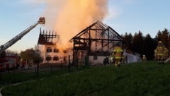 Um 05:32 Uhr wurde die Feuerwehr Seeham zum Brand eines Traktors in einer Garage alarmiert. Es stellte sich jedoch heraus, dass das landwirtschaftliche Objekt im Vollbrand steht. (Bild: ELFA Flachgau/Dominik Repaski)