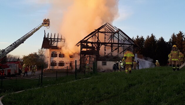 Um 05:32 Uhr wurde die Feuerwehr Seeham zum Brand eines Traktors in einer Garage alarmiert. Es stellte sich jedoch heraus, dass das landwirtschaftliche Objekt im Vollbrand steht. (Bild: ELFA Flachgau/Dominik Repaski)