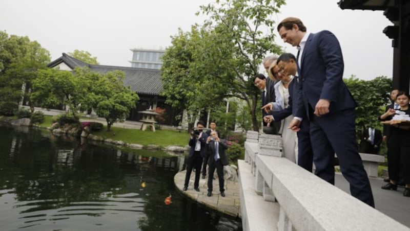 Jack Ma zeigte Kurz und Mikl-Leitner bei ihrem Besuch die Alibaba-Zentrale in Hangzhou. (Bild: APA/BUNDESKANZLERAMT/DRAGAN TATIC)