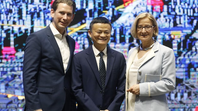 Kanzler Kurz und Niederösterreichs Landeshauptfrau Johanna Mikl-Leitner beim chinesischen Internet-Milliardär Jack Ma (Bild: APA/BUNDESKANZLERAMT/DRAGAN TATIC)
