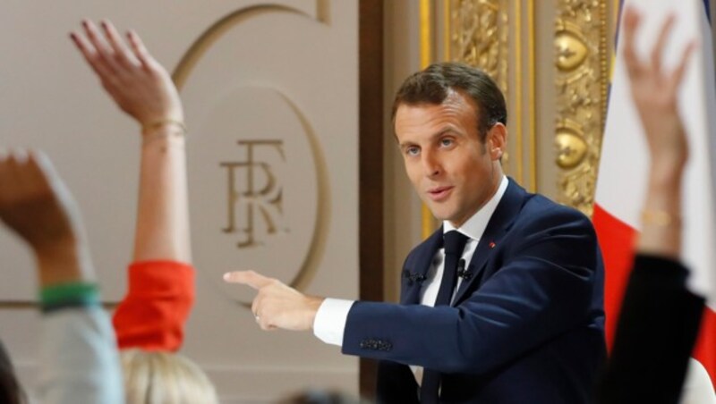 Reformankündigungen waren bisher über Fernsehansprachen gelaufen, diesmal hat sich Präsident Macron gleich den Journalistenfragen gestellt. (Bild: AP)