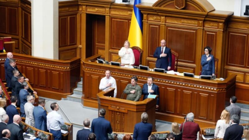 Nach dem Beschluss wurde die ukrainische Nationalhymne im Parlament in Kiew gesungen. (Bild: AP)