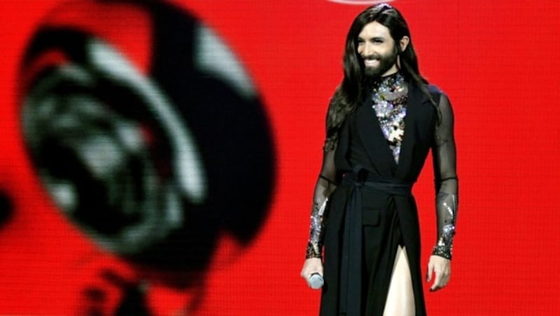 Hochgeschlitzt: Moderatorin Conchita (Bild: APA/HERBERT NEUBAUER)