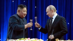 Nordkoreas Machthaber Kim Jong Un unterstützt Russlands Präsident Wladimir (hier auf einem Archivbild aus dem Jahr 2019) weiterhin. (Bild: AP)