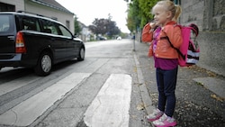 Die 5-Meter-Halteverbote rund um die Zebrastreifen passen nicht zu Fahrzeugtypen wie SUVs, kritisiert der VCÖ. (Bild: APA/GEORG HOCHMUTH)