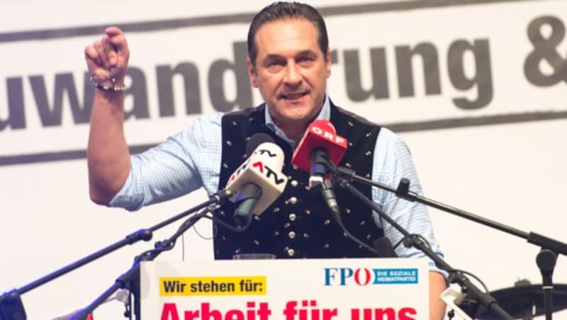 Parteichef Heinz-Christian Strache während einer FPÖ-Maikundgebung am Urfahraner Jahrmarkt (Bild: FOTOKERSCHI.AT/WERNER KERSCHBAUM)