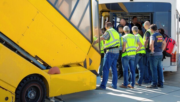 Abschiebeflüge (Archivbild) sind oft gemeinsame EU-Aktionen. (Bild: LPD Steiermark)