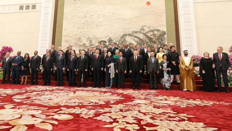 Ein Gruppenfoto der Teilnehmer im Rahmen des „Belt and Road Forum“ (Bild: BUNDESKANZLERAMT/DRAGAN TATIC)