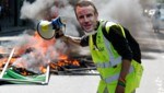 Diese „Gelbweste“ sieht Macron als Partner des Teufels. (Bild: APA/AFP/Zakaria ABDELKAFI)