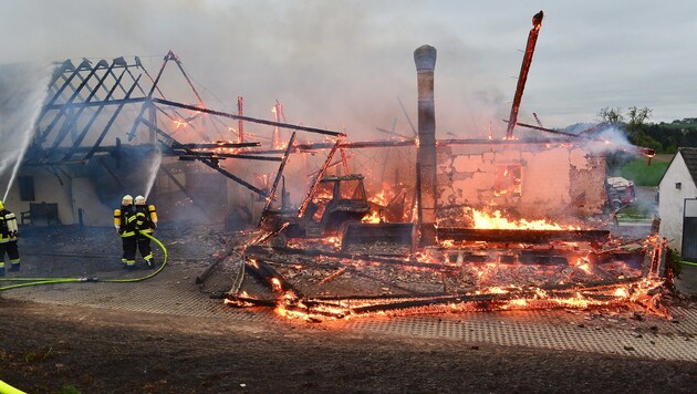 Das Feuer vernichtete den Wirtschaftstrakt des Anwesens in Bad Zell (Bild: mariokienberger.at)