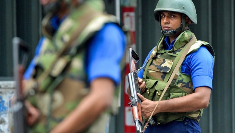 Die Sicherheitsmaßnahmen wurden in Sri Lanka nach den Anschlägen zu Ostern enorm erhöht. Religiöse Einrichtungen und Hotels werden nun rund um die Uhr bewacht. (Bild: APA/AFP/ISHARA S. KODIKARA)