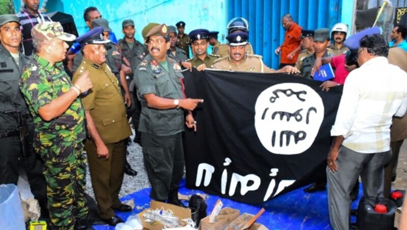 Die Sicherheitskräfte präsentieren der Öffentlichkeit, was sie im Zuge mehrerer Razzien an Sri Lankas Ostküste sichergestellt haben. (Bild: APA/AFP/STRINGER)