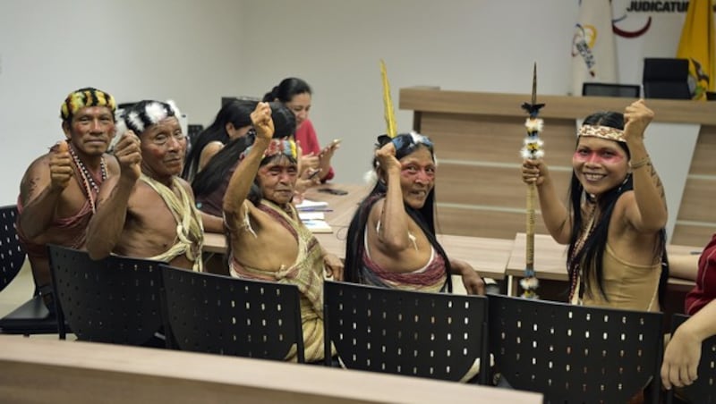 Jubelnde Waorani-Mitglieder im Gerichtssaal (Bild: APA/AFP/RODRIGO BUENDIA)