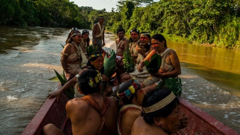 Waorani in einem Kanu auf dem Curaray-Fluss (Bild: APA/AFP/RODRIGO BUENDIA)