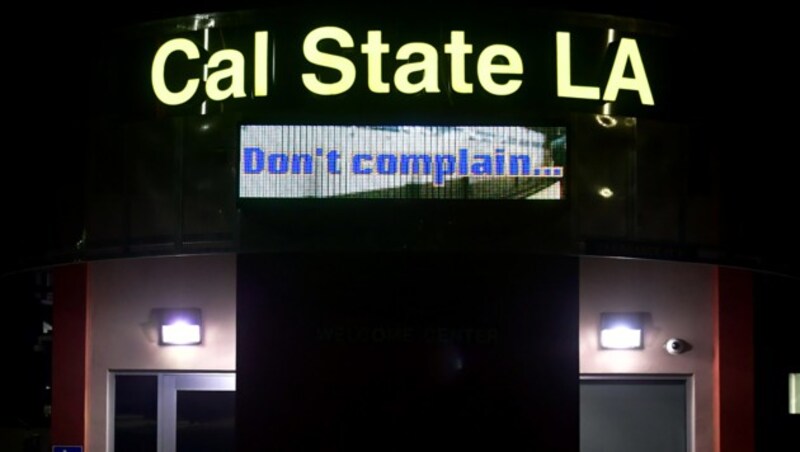 „Beschwert euch nicht“, prangt an der Cal State LA University, wo es zahlreiche Masernverdachtsfälle gibt. (Bild: AFP)