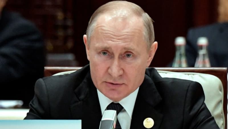 Putin muss wegen seiner Pläne auch die eigene Bevölkerung beruhigen. (Bild: AP)