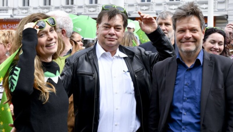 Robert Habeck (rechts) mit den österreichischen Grün-Politikern Sarah Wiener und Werner Kogler (Bild: APA/HERBERT NEUBAUER)