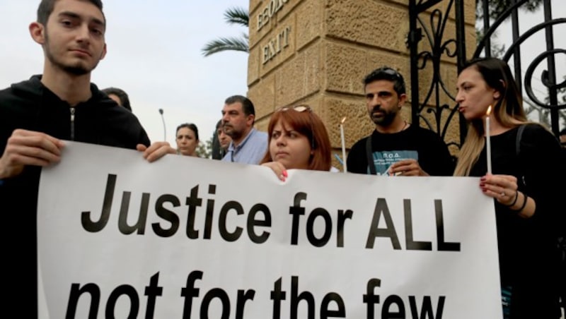 Diese Demonstranten fordern von den zyprischen Behörden die Gleichbehandlung aller Menschen in Zypern. Vermisstenfälle, die Migranten betreffen, sollen in der Vergangenheit nachlässig behandelt worden sein. (Bild: APA/AFP/Matthieu CLAVEL)