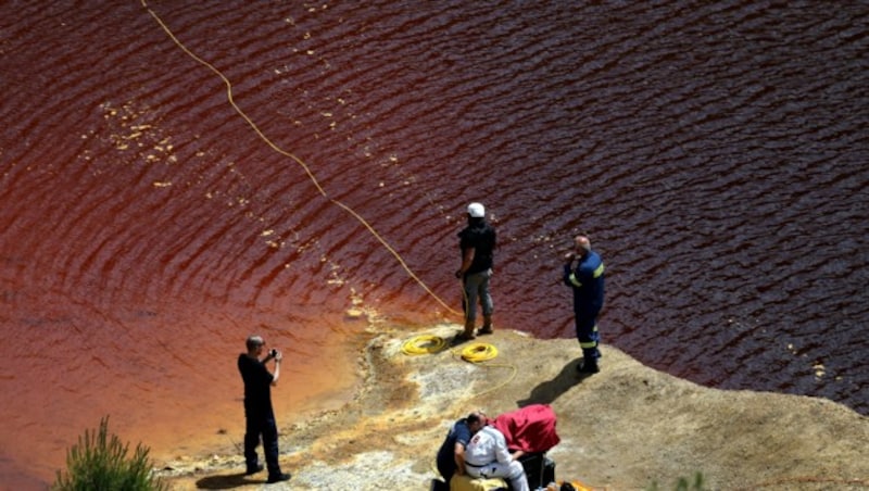 Das trübe Wasser erschwerte die Suche nach den Frauenleichen. (Bild: Associated Press)