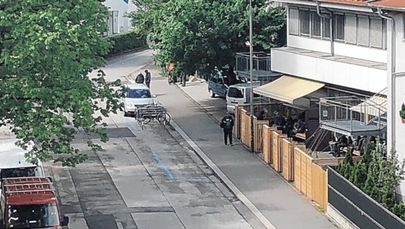 Am vergangenen Samstag war um 11.47 Uhr im „Sonnenplatzl“ viel los, einige Männer hielten sich auf der Straße auf. (Bild: Anrainer)