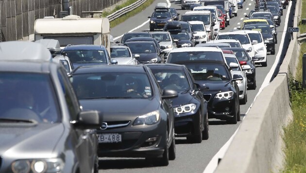 Blech-Kolonnen am Grenzübergang Walserberg (Bild: Tschepp Markus)