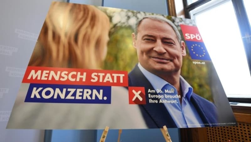 Ein Wahlplakat der SPÖ zur bevorstehenden EU-Wahl (Bild: APA/HELMUT FOHRINGER)