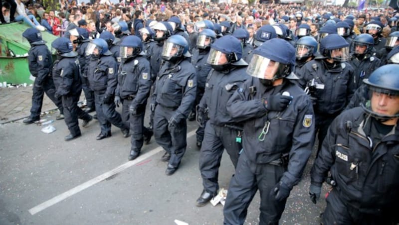 Die Berliner Polizei bei einer 1.-Mai-Demo im Jahr 2016 (Bild: AFP)