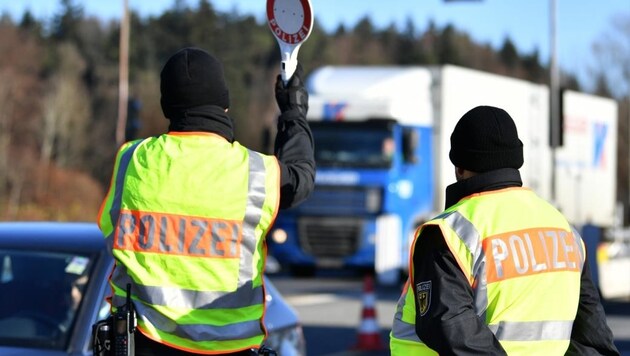 Die Grenzkontrollen der deutschen Polizei lassen regelmäßig den Verkehr zusammenbrechen. (Bild: BARBARA GINDL)