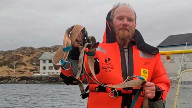 Der Norweger Joergen Ree Wiig präsentiert das heruntergeschnittene Brustgeschirr. (Bild: AP)