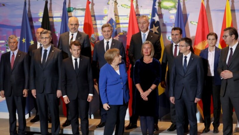 Gruppenfoto mit den Teilnehmern der Balkan-Konferenz im deutschen Kanzleramt in Berlin (Bild: The Associated Press)