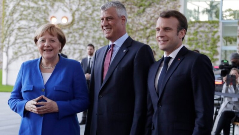 Angela Merkel und Emmanuel Macron begrüßen den kosovarischen Präsidenten Hashim Thaci (Bild: The Associated Press)