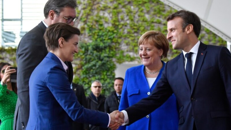 Deutschlands Kanzlerin Angela Merkel und der französische Präsident Emmanuel Macron (re.) begrüßen Serbiens Präsident Aleksandar Vucic und Serbiens Premierministerin Ana Brnabic (Bild: AFP)