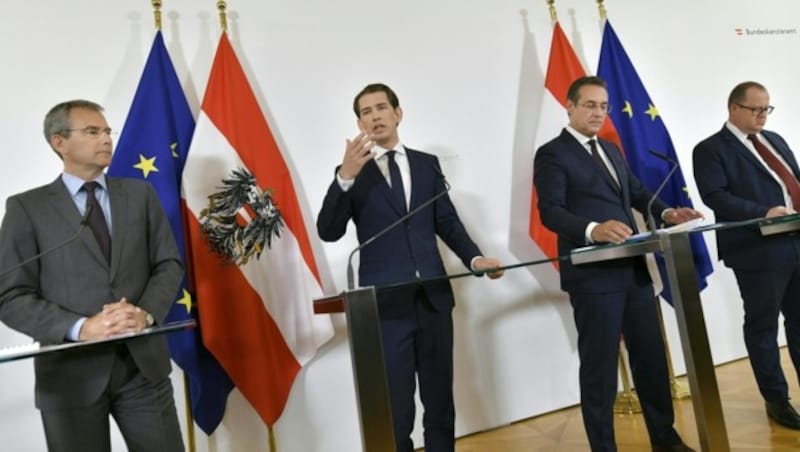 Steuerreform präsentiert: Finanzminister Hartwig Löger, Kanzler Sebastian Kurz, Vizekanzler Heinz-Christian Strache und Staatssekretär Hubert Fuchs (Bild: APA/HERBERT NEUBAUER)