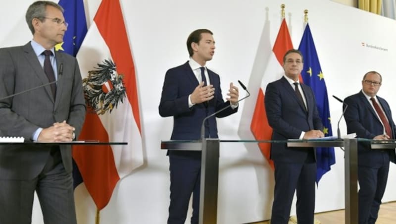 Steuerreform präsentiert: Finanzminister Hartwig Löger, Kanzler Sebastian Kurz, Vizekanzler Heinz-Christian Strache und Staatssekretär Hubert Fuchs (v.l.) (Bild: APA/HERBERT NEUBAUER)