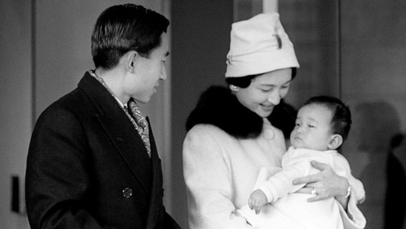 Der kleine Naruhito 1960 mit seinen Eltern (Bild: AFP)