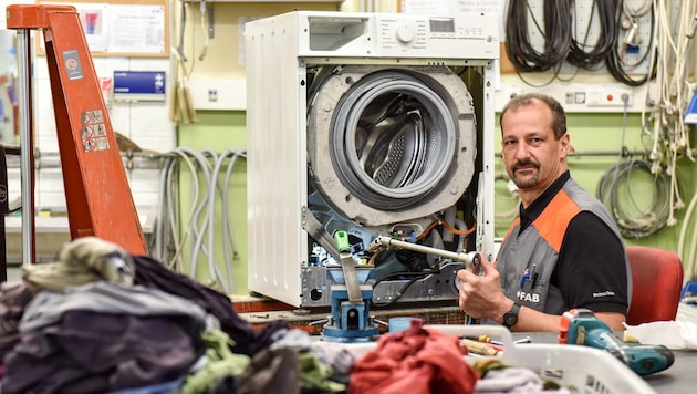 Christian Pöchhuber kontrolliert den Reparatur-Fortschritt bei einer Waschmaschine. (Bild: Markus Wenzel)