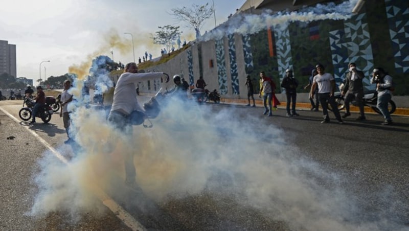 Anhänger von Maduro liefern sich Straßenschlachten mit Anhängern von Guaido. (Bild: AFP)