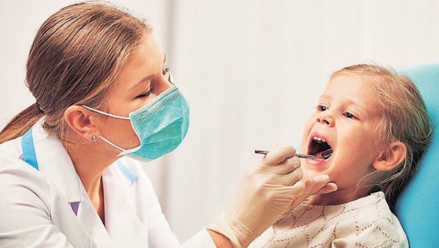 Vor allem Kinder sollten regelmäßig den Zahnarzt aufsuchen. (Bild: ©Stasique - stock.adobe.com)
