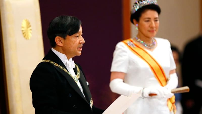 Kaiser Naruhito mit seiner Frau Masako (Bild: AP)