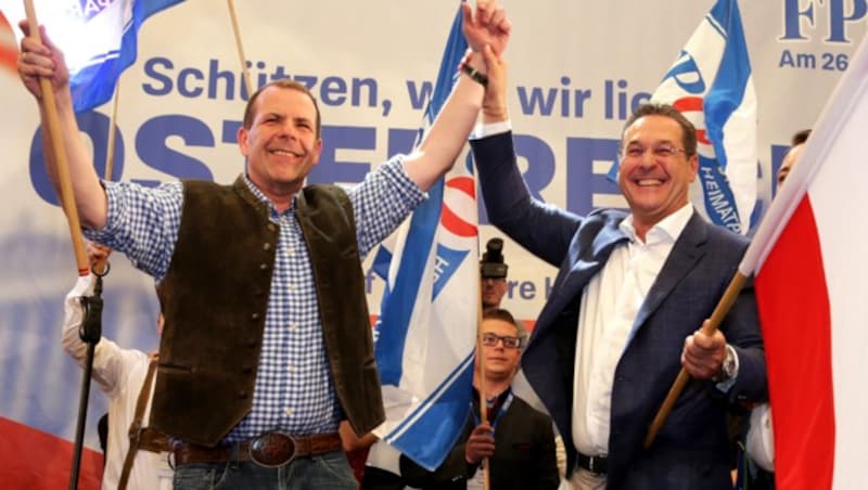 Harald Vilimsky und Heinz-Christian Strache am 1. Mai 2019 (Bild: APA/kerschi.at/Hannes Draxler)