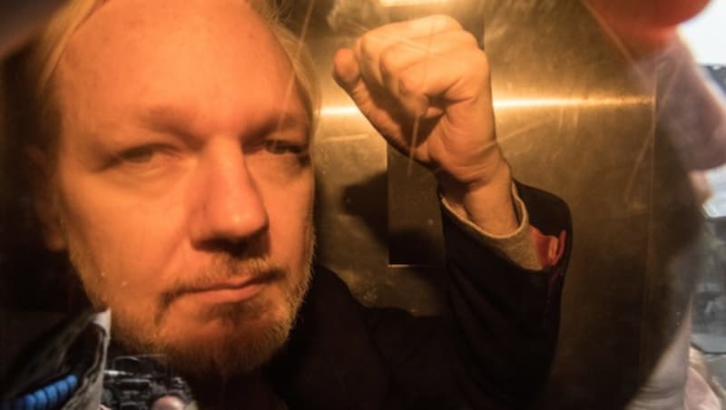 Assange 2019 bei der Ankunft vor Gericht in London (Bild: AFP or licensors)