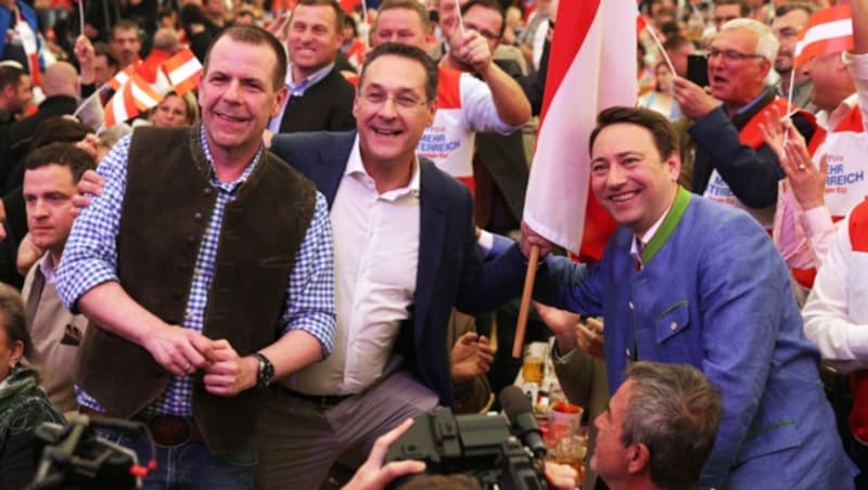 Vizekanzler Heinz-Christian Strache (Mitte), EU-Spitzenkandidat Harald Vilimsky (li.) und FPÖ-Landesparteiobmann Manfred Haimbuchner (Bild: APA/KERSCHI.AT/HANNES DRAXLER)