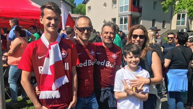 Auch die Salzburg-Fans fühlten sich in Klagenfurt wohl. (Bild: Evelyn Hronek Kamerawerk)