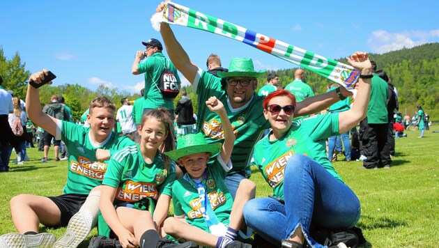 Rapid-Fans aus dem Burgenland waren bereist beim Cup-Finale 2017 dabei. (Bild: Evelyn HronekKamerawerk)