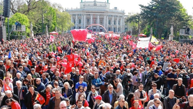 Der 1.-Mai-Aufmarsch im Jahr 2019 vor dem Wiener Rathaus (Bild: Zwefo)