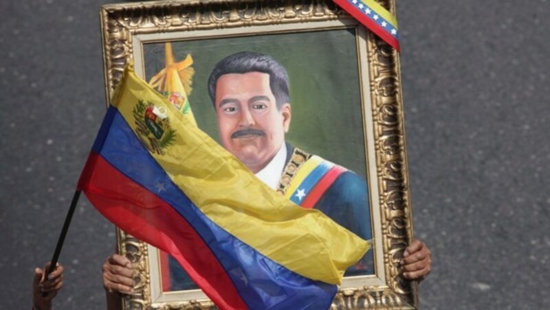 Auch Unterstützer von Staatschef Nicolas Maduro gingen auf die Straße. (Bild: AP)